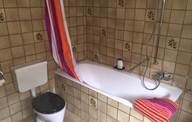 Badezimmer mit Badewanne und Toilette | © Neckar-Zaber-Tourismus e.V.