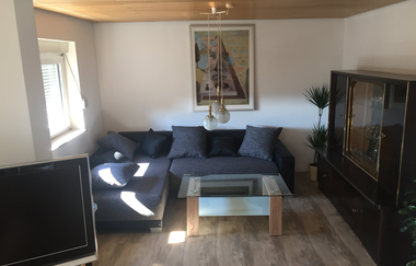 Wohnzimmer mit Couch und Tisch | © Neckar-Zaber-Tourismus e.V.