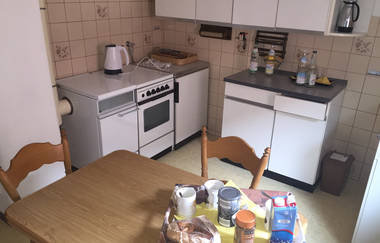 Küche mit weißen Schränken und Schubladen und einem Esstisch mit mind. 2 Stühlen | © Neckar-Zaber-Tourismus e.V.