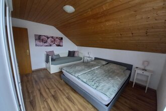 Zimmer mit Doppelbett und einer Couch und zwei Nachttischschränken | © Neckar-Zaber-Tourismus e.V.