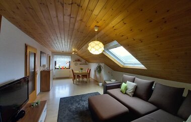 Wohnzimmer mit Blick auf Esszimmertisch mit vier Stühlen | © Neckar-Zaber-Tourismus e.V.