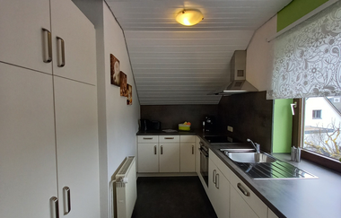 Küche mit weißen Schränken und Schubladen, Spüle, Ofen usw. | © Neckar-Zaber-Tourismus e.V.