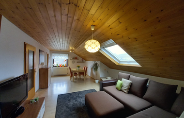 Wohnzimmer mit Blick auf Esszimmertisch mit vier Stühlen | © Neckar-Zaber-Tourismus e.V.