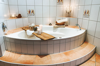 Ferienwohnung Wellnessparadies in Schrozberg: Großzügiger Whirlpool | © Hohenlohe Schwäbisch Hall