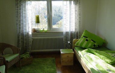 Schlafzimmer mit einem Bett, einem Nachttisch und zwei Stühlen | © Neckar-Zaber-Tourismus e.V.