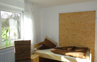 Schlafzimmter mit einem Bett und einem Stuhl | © Neckar-Zaber-Tourismus e.V.