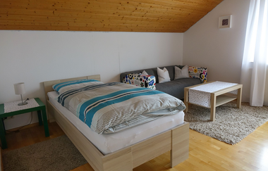 Schlafzimmer 2 mit Bett, Couch und Couchtisch | © Neckar-Zaber-Tourismus e.V.