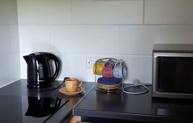 Küche mit Mikrowelle, Wasserkocher, etc