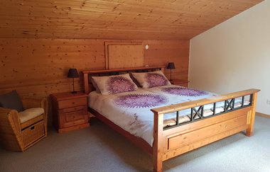 Schlafzimmer mit Doppelbett