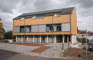 Außenansicht der Ferienwohnung: hölzernes Gebäude mit schwarzem Dach | © Neckar-Zaber-Tourismus e.V.