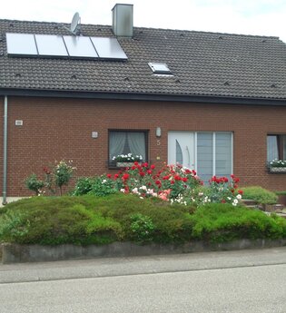 Außenansicht der Ferienwohnung Winterweg: Braunes Gebäude mit dunkelbraunen Dachziegeln | © Neckar-Zaber-Tourismus e.V.