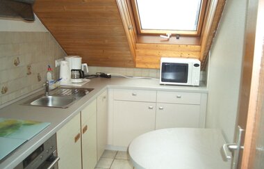 Aufnahme der Küche: Ofen, Spülbecken, Mikrowelle und weiße Schränke und ein weißer Tisch | © Neckar-Zaber-Tourismus e.V.