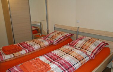 Schlafzimmer mit zwei Betten und ein großer Spiegelschrank | © Neckar-Zaber-Tourismus e.V.