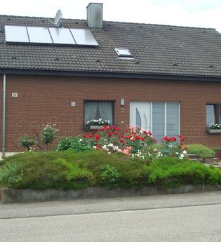 Außenansicht der Ferienwohnung Winterweg: Braunes Gebäude mit dunkelbraunen Dachziegeln | © Neckar-Zaber-Tourismus e.V.