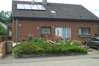 Außenansicht der Ferienwohnung Winterweg: Braunes Gebäude mit dunkelbraunen Dachziegeln | © Neckar-Zaber-Tourismus e.V.