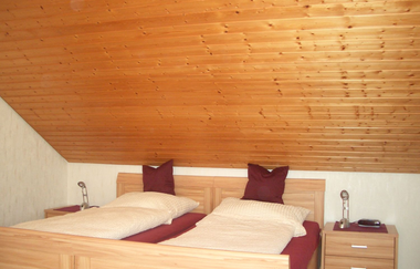 Schlafzimmer mit Doppelbett und zwei Nachttischschränkchen | © Neckar-Zaber-Tourismus e.V.