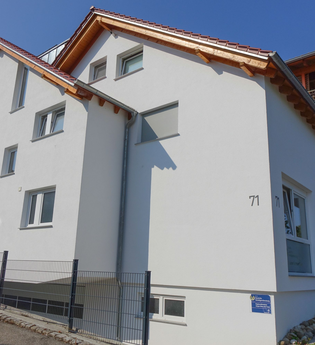 Außenansicht der Ferienwohnungen: weißes Gebäude mit rotem Dach. | © Neckar-Zaber-Tourismus e.V.