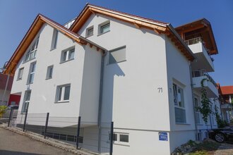 Außenansicht der Ferienwohnungen: weißes Gebäude mit rotem Dach. | © Neckar-Zaber-Tourismus e.V.