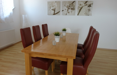 Esszimmer bestehend aus einem Holztisch mit sechs roten Stühlen | © Neckar-Zaber-Tourismus e.V.