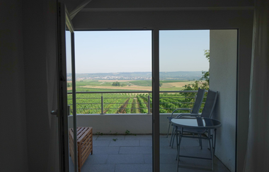 Balkon mit Blick auf die Weinberge: zwei Stühle und ein runder Tisch | © Neckar-Zaber-Tourismus e.V.