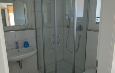 Badezimmer mit Dusche, Toilette und Waschbecken | © Neckar-Zaber-Tourismus e.V.