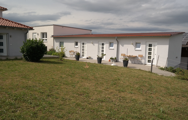 Außenansicht der Ferienwohnung; weißes Gebäude mit mehreren Türen und einem roten Dach | © Neckar-Zaber-Tourismus e.V.