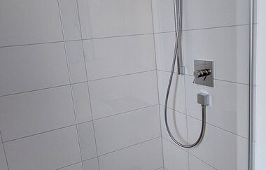 Dusche, weiße Wände, grauer Boden | © Neckar-Zaber-Tourismus e.V.