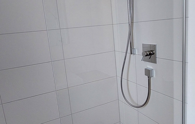 Dusche, weiße Wände, grauer Boden | © Neckar-Zaber-Tourismus e.V.