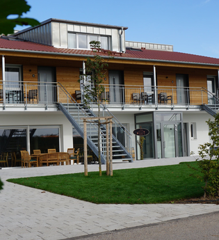 Außenansicht des Gebäudes: unten weiß, oben braun, rotes Dach | © Neckar-Zaber-Tourismus e.V.