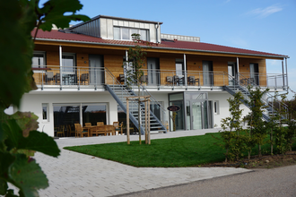 Außenansicht des Gebäudes: unten weiß, oben braun, rotes Dach | © Neckar-Zaber-Tourismus e.V.