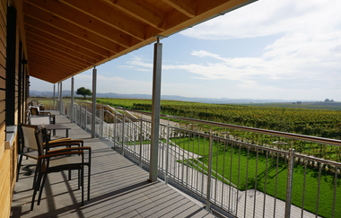 Aussicht auf die Weintäler mit Stühlen | © Neckar-Zaber-Tourismus e.V.