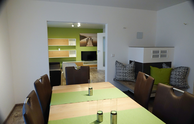 Großer Esstisch mit fünf Stühlen und eine kleinere Sitzecke mit drei Kissen | © Neckar-Zaber-Tourismus e.V.