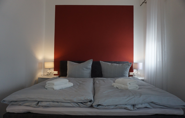 Schlafzimmer mit zwei Nachttischschränkchen, weiß roter Hintergrund | © Neckar-Zaber-Tourismus e.V.