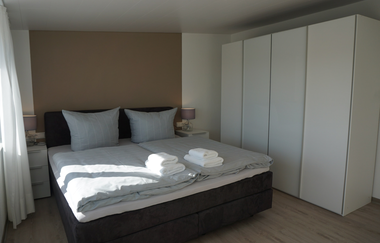 Doppelbett mit jeweils zwei Nachttischschränkchen und einem großen weißen Schrank | © Neckar-Zaber-Tourismus e.V.