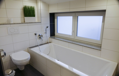 Badezimmer mit Badewanne und Toilette | © Neckar-Zaber-Tourismus e.V.