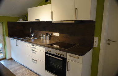 weiße Küche mit Ofen und Herd | © Neckar-Zaber-Tourismus e.V.