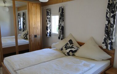 Doppelzimmer mit großem Bett und großem Spiegelschrank | © Neckar-Zaber-Tourismus e.V.