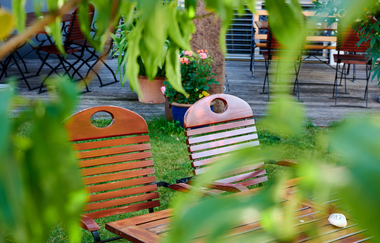 Garten mit einem Holztisch und zwei Stühlen | © Neckar-Zaber-Tourismus e.V.