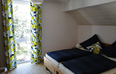 Doppelzimmer mit großem Bett und hohem Fenster | © Neckar-Zaber-Tourismus e.V.