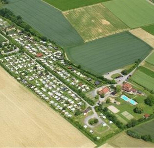 Luftaufnahme eines Campingplatzes inmitten von Wiesen und Feldern | © Camping Hilsbachtal