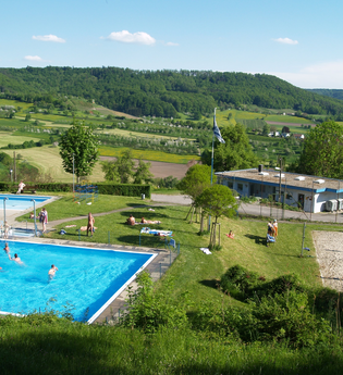 Der Campingplatz verfügt über einen Pool und einen Spielplatz | © Touristikgemeinschaft Hohenlohe e. V. | BffL Stuttgart e. V.