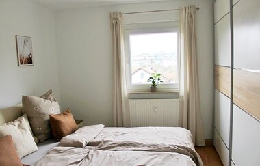 Ein schickes Doppelbett lädt zum Schlafen ein | © Touristikgemeinschaft Hohenlohe e. V. | Melanie-Isabell Rettich