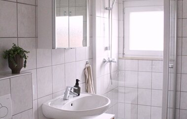 Modernes Badezimmer in weiß mit Dusche und Waschbecken | © Touristikgemeinschaft Hohenlohe e. V. | Melanie-Isabell Rettich
