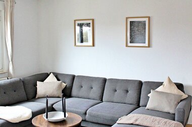 Einladendes großes Sofa | © Touristikgemeinschaft Hohenlohe e. V. | Melanie-Isabell Rettich
