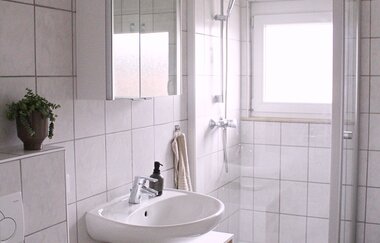 Modernes Badezimmer in weiß mit Dusche und Waschbecken | © Touristikgemeinschaft Hohenlohe e. V. | Melanie-Isabell Rettich
