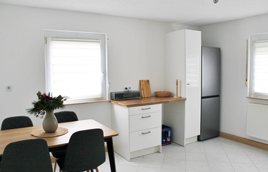 Esstisch mit Sesseln im Wohn-Essbereich | © Touristikgemeinschaft Hohenlohe e. V. | Melanie-Isabell Rettich