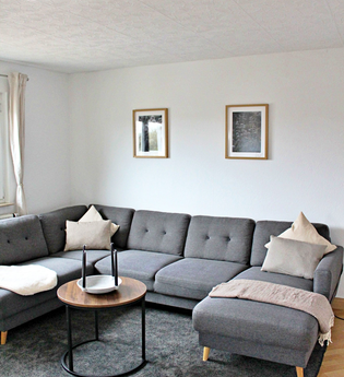 Einladendes großes Sofa | © Touristikgemeinschaft Hohenlohe e. V. | Melanie-Isabell Rettich