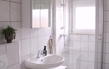 Modernes Badezimmer in weiß mit Dusche und Waschbecken | © Touristikgemeinschaft Hohenlohe e. V. | Melanie-Isabell Rettich