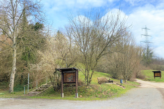 Vorplatz am Kühberg mit Informationstafel zum Freizeitplatz
