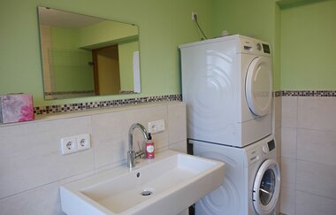 Badezimmer mit Waschmaschinen, einem Waschbecken und Spiegel | © Neckar-Zaber-Tourismus e.V.